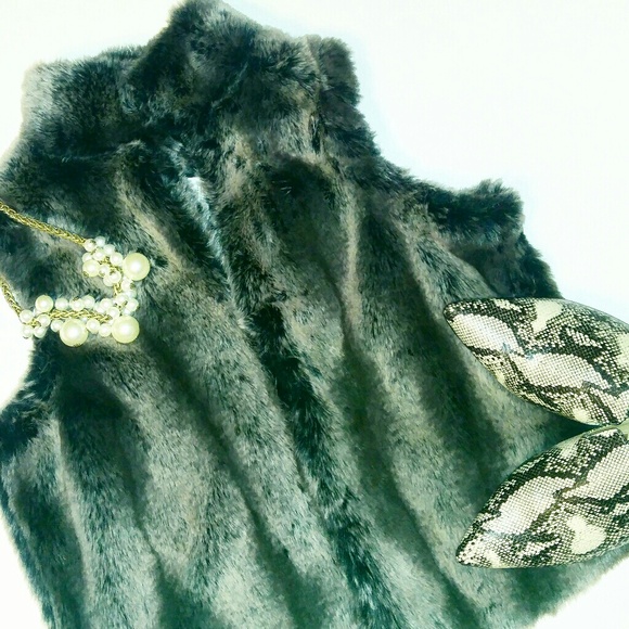 Outdoor Edition Jackets & Blazers - 💎NEW Outdoor Edition by Parkhurst Faux Fur Vest